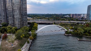 Humber Bay Kemer Köprüsü 'nün havadan görünüşü yerleşim kuleleri ve rıhtımlarla çevrili. Toronto, Kanada - 22 Eylül 2025.