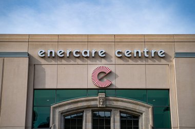 Modern mimari detaylarıyla Enerji Merkezi tabelasını kapatın. Toronto, Kanada - 21 Eylül 2025.