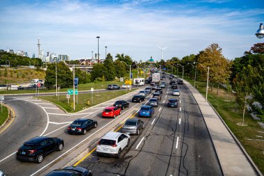 Lake Shore Bulvarı 'nın batı yolu kentsel çevre manzaralı. Toronto, Kanada - 21 Eylül 2025.