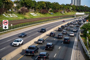 Gardiner Otoyolu 'ndaki trafik manzarası. Yakınlarda arabalar ve tren rayları var. Toronto, Kanada - 21 Eylül 2025.