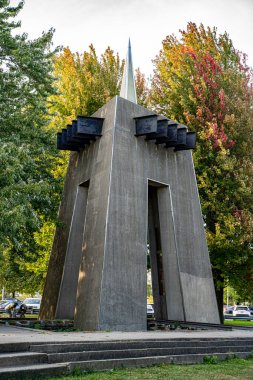 Sör Casimir Gzowski Park 'taki yeşillikli Gzowski Anıtı manzarası. Toronto, Kanada - 21 Eylül 2025.