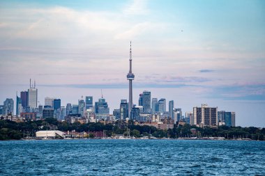 Humber Bay Sahil Parkı 'ndan Toronto şehir merkezinin ufuk çizgisi görünüyor. Toronto, Kanada - 21 Eylül 2025.