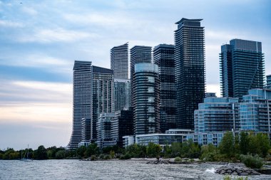 Humber Bay Sahilleri 'ndeki modern gökdelenlerin manzarası. Toronto, Kanada - 21 Eylül 2025.