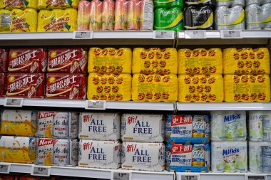 Süpermarket raflarında çeşitli Asya içecekleri ve gazozları sergileniyor. Toronto, Kanada - 24 Eylül 2025.