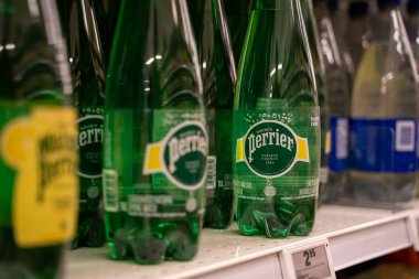 Perrier 'in maden suyu şişelerini süpermarketin rafına yakın çekim. Toronto, Kanada - 24 Eylül 2025.