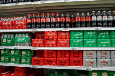 Coca-Cola, Sprite, diyet kola ve markette kurutulmuş soda paketleri. Toronto, Kanada - 24 Eylül 2025.