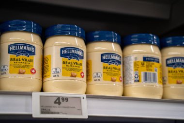 Hellmanns Real Mayonez kavanozları süpermarket rafında. Toronto, Kanada - 24 Eylül 2025.
