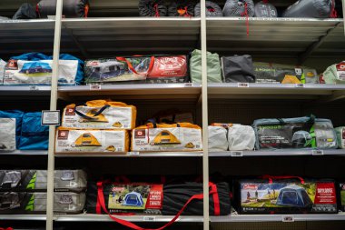 Mağaza raflarında sergilenen çantalarda kamp çadırları. Toronto, Kanada - 24 Eylül 2025.