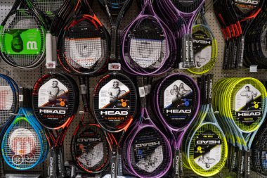 Mağaza duvarında sergilenen farklı markalardan çeşitli tenis raketleri. Toronto, Kanada - 24 Eylül 2025.