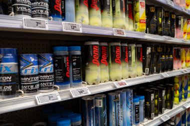 Spor malzemeleri mağazasında sergilenen tenis topları ve badminton servis horozları. Toronto, Kanada - 24 Eylül 2025.