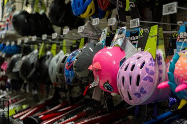 Mağaza raflarında renkli çocuklar ve yetişkin bisiklet kaskları sergileniyor. Toronto, Kanada - 24 Eylül 2025.