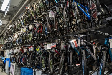 Spor malzemeleri mağazasındaki raflarda sergilenen bisiklet sıraları. Toronto, Kanada - 24 Eylül 2025.