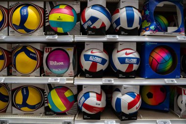 Nike, Wilson, Mikasa ve diğer markalardan renkli voleybol toplarının sergilenmesi. Toronto, Kanada - 24 Eylül 2025.