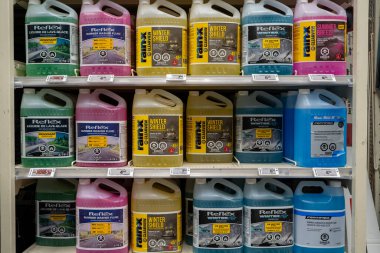 Vitrindeki renkli konteynırlarda çeşitli cam temizleyici sıvıları var. Toronto, Kanada - 24 Eylül 2025.