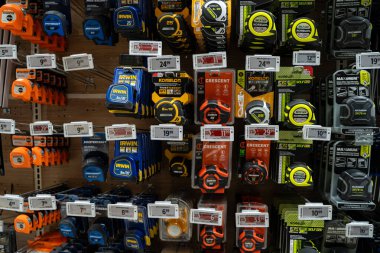 Donanım mağazasının duvarında görüntülenen çeşitli mezura aletleri. Toronto, Kanada - 24 Eylül 2025.