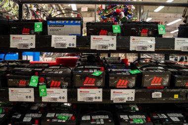 Hırdavatçıdaki araba aküleri sergileniyor. Toronto, Kanada - 24 Eylül 2025.