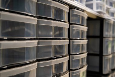 Hırdavatçıdaki raflarda plastik depolama düzenleyicileri.