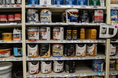 Hırdavatçı rafında çeşitli ahşap lekeler ve dış boya kutuları var. Toronto, Kanada - 24 Eylül 2025.