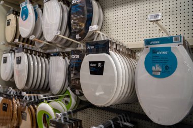 Hırdavatçı rafındaki paketlenmiş klozet kapaklarının görüntüsü. Toronto, Kanada - 24 Eylül 2025.