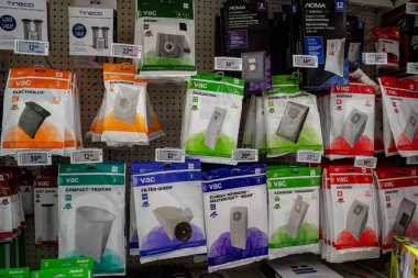 Vitrindeki paketlenmiş elektrik süpürgesi torbalarının görüntüsü. Toronto, Kanada - 24 Eylül 2025.