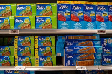 Rafta Ziploc sandviçi ve dondurucu poşetleri var. Toronto, Kanada - 24 Eylül 2025.
