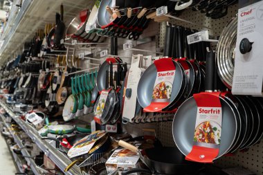 Rafta duran kızartma tavaları ve yemek takımlarının görüntüsü. Toronto, Kanada - 24 Eylül 2025.