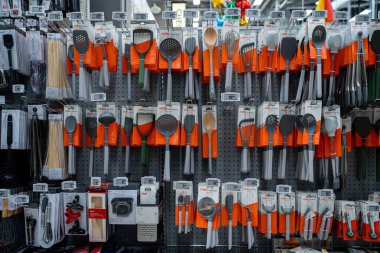 Mutfak aletleri ve yemek pişirme aletleri vitrinde. Toronto, Kanada - 24 Eylül 2025.