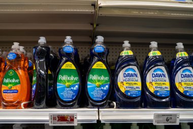 Palmolive ve Dawn 'ın mağaza rafında bulaşık deterjanı şişelerini kapatın. Toronto, Kanada - 24 Eylül 2025.
