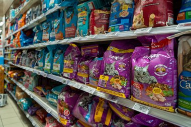 Dükkandaki diğer evcil hayvan yiyecek paketleriyle birlikte Whiskas kedi maması torbalarını kapatın. Toronto, Kanada - 24 Eylül 2025.