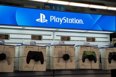 Perakende ekranındaki PlayStation DualSense kablosuz kontrolörlerini kapat. Toronto, Kanada - 24 Eylül 2025.