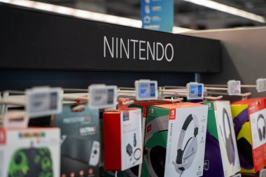 Nintendo oyun aksesuarlarını kapatın. Vitrindeki kulaklıklar ve kontrolörler de dahil. Toronto, Kanada - 24 Eylül 2025.