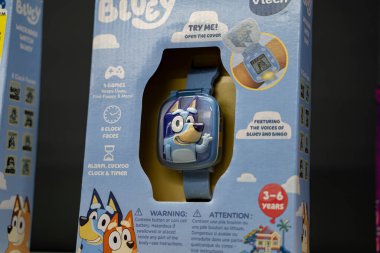 Oyuncak mağazasında oyun ve saat suratlı VTech Bluey çocukları etkileşimli akıllı saat. Toronto, Kanada - 24 Eylül 2025.