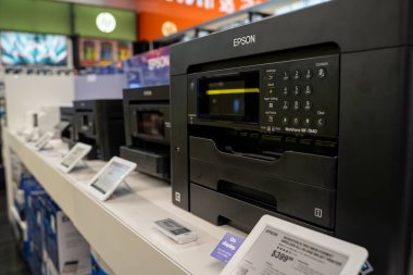 Epson çoklu işlevli yazıcıları perakende satış tezgahında göster. Toronto, Kanada - 24 Eylül 2025.