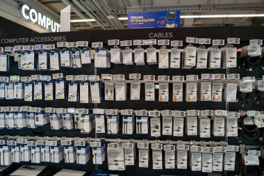 Perakende mağazasının duvarında bilgisayar kablosu ve aksesuar görüntüsü. Toronto, Kanada - 24 Eylül 2025.