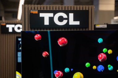 Perakende mağazasında canlı renklerle ve spor görüntüleriyle TCL televizyon ekranı. Toronto, Kanada - 24 Eylül 2025.