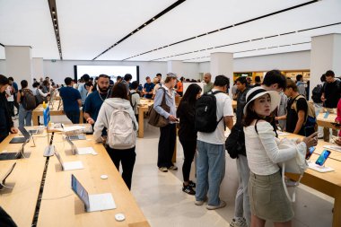 Kalabalık Apple Mağazası 'nın içi müşterilerle dolu. Ürünleri keşfediyorlar. Toronto, Kanada - 24 Eylül 2025.