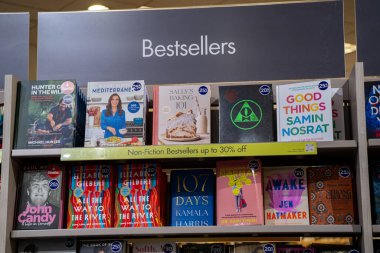 En çok satan kitapçı kitaplığının popüler kurgusal olmayan kitaplarla görüntüsü. Toronto, Kanada - 24 Eylül 2025.