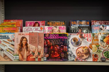 Yaşam tarzı ve tatil dergileri sergilenen kitapçı dergisi manzarası. Toronto, Kanada - 24 Eylül 2025.