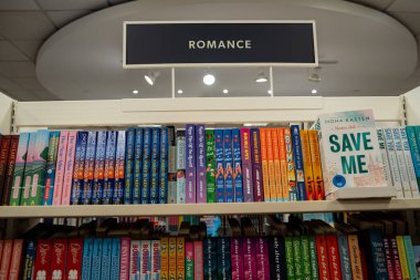 Romantizm kitapları romantizm bölümünde kitapçıda. Toronto, Kanada - 24 Eylül 2025.