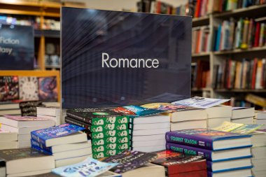 Romantizm kitapları romantizm bölümünde kitapçıda. Toronto, Kanada - 24 Eylül 2025.