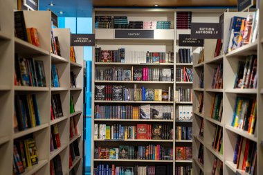 İçi kitapçı kitaplarıyla dolu kitaplıklar. Toronto, Kanada - 24 Eylül 2025.