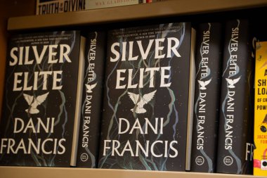 Dani Francis 'in Silver Elite kitabı kitapçıda. Toronto, Kanada - 24 Eylül 2025.