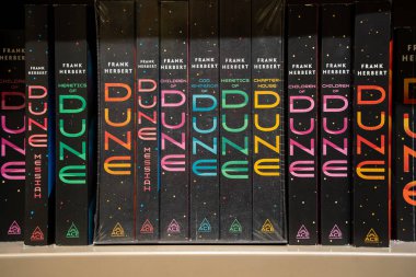 Frank Herbert 'in Dune kitap serisi ve kitapçıda devam filmleri. Toronto, Kanada - 24 Eylül 2025.