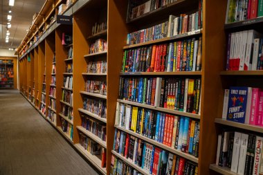 İçi kitapçı kitaplarıyla dolu kitaplıklar. Toronto, Kanada - 24 Eylül 2025.