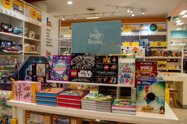 Lego bölümündeki kitapçıda lego kitapları var. Toronto, Kanada - 24 Eylül 2025.