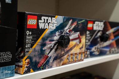 Lego Star Wars serisi kutuları rafta. Toronto, Kanada - 24 Eylül 2025.
