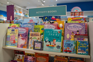 Çocuk bölümündeki kitapçıdaki çocuklar için aktivite kitapları. Toronto, Kanada - 24 Eylül 2025.