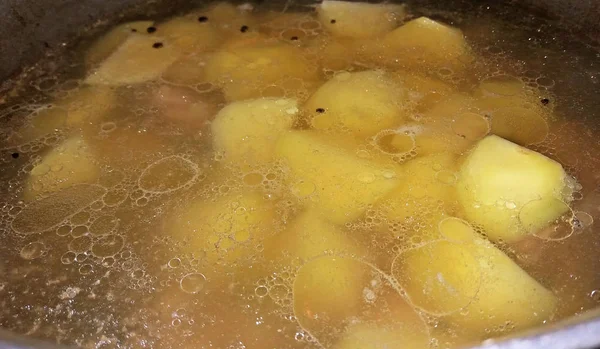 Las patatas que hierven hacemos la sopa — Foto de Stock