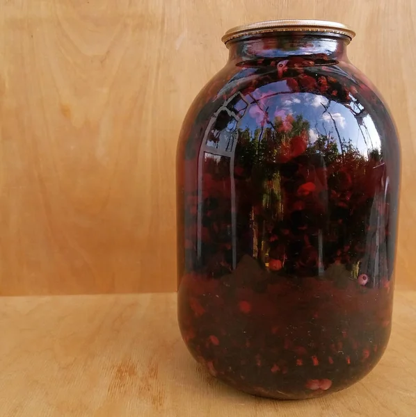 Sebotol Anggur Currant Hitam Yang Baru Saja Dibuat — Stok Foto