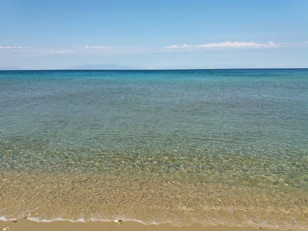 Mar Mediterrâneo na Grécia, águas verdes e azuis límpidas — Fotografia de Stock